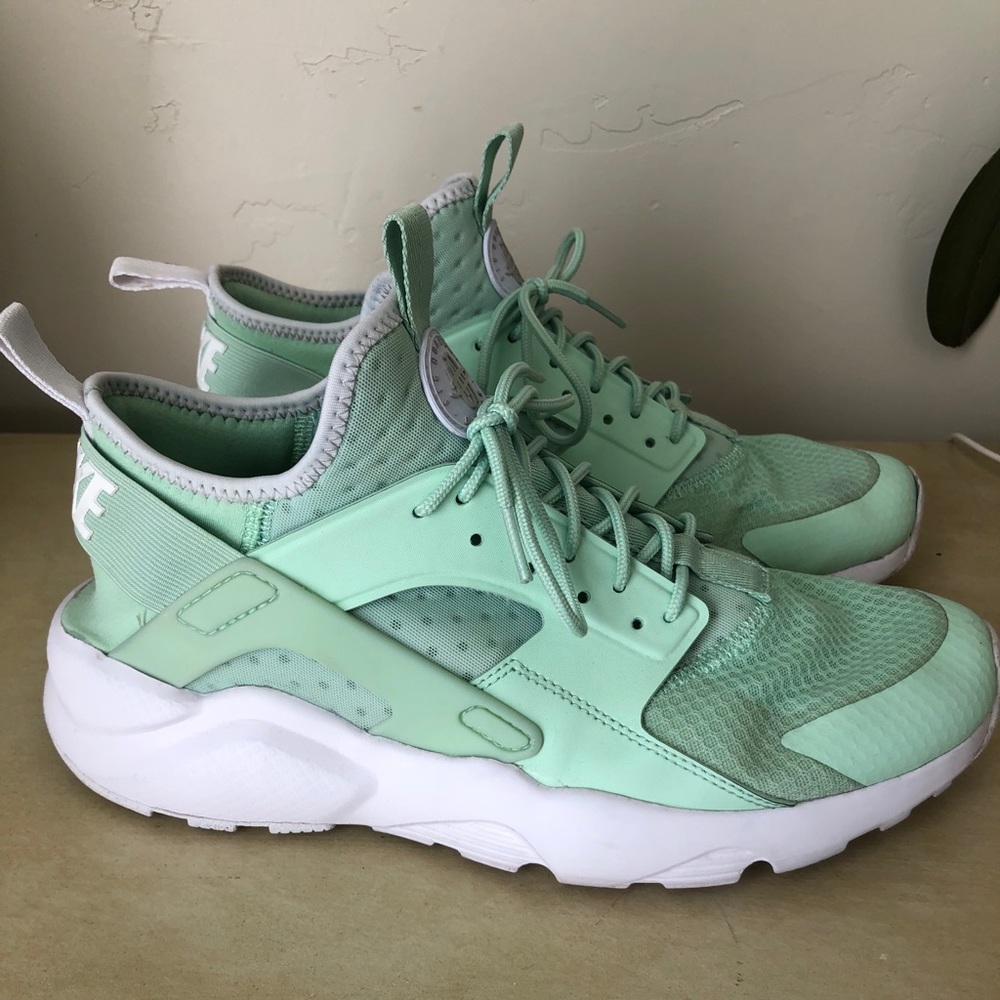 Nike Huarache Shoes in mint green  size 10